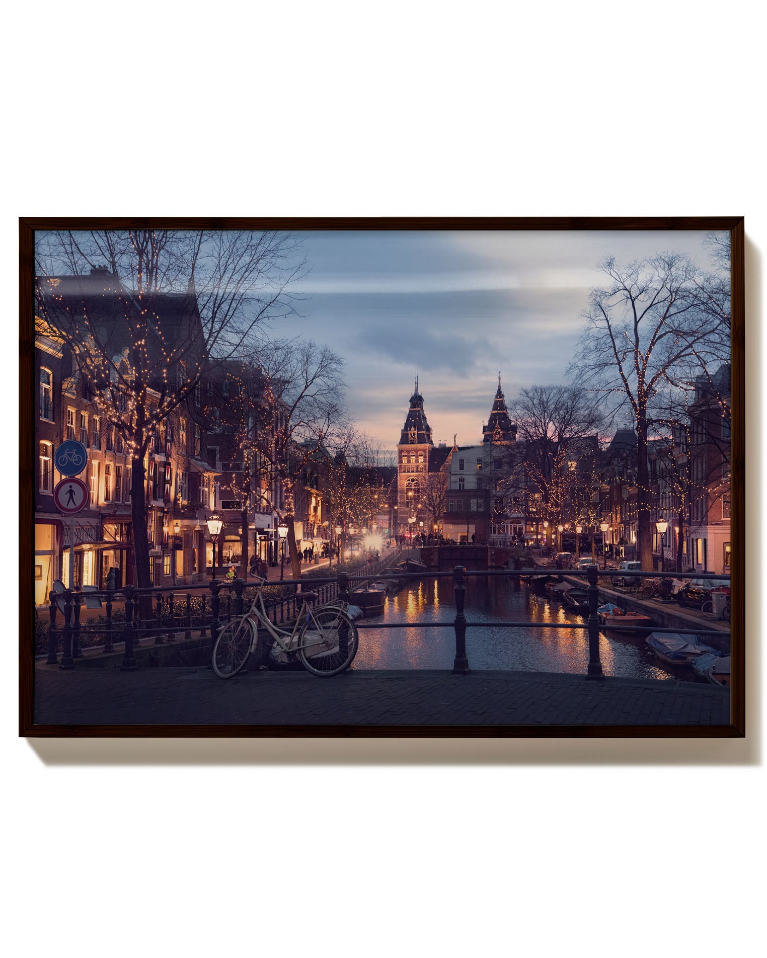 Amsterdam in the Evening Poster – Print Material Wandbild, moderne Kunst & Fine Art Print von Spawnd, handgefertigt & Made in Germany