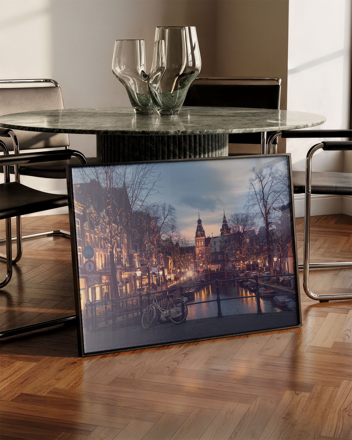 Amsterdam in the Evening Poster – Print Material Wandbild, moderne Kunst & Fine Art Print von Spawnd, handgefertigt & Made in Germany