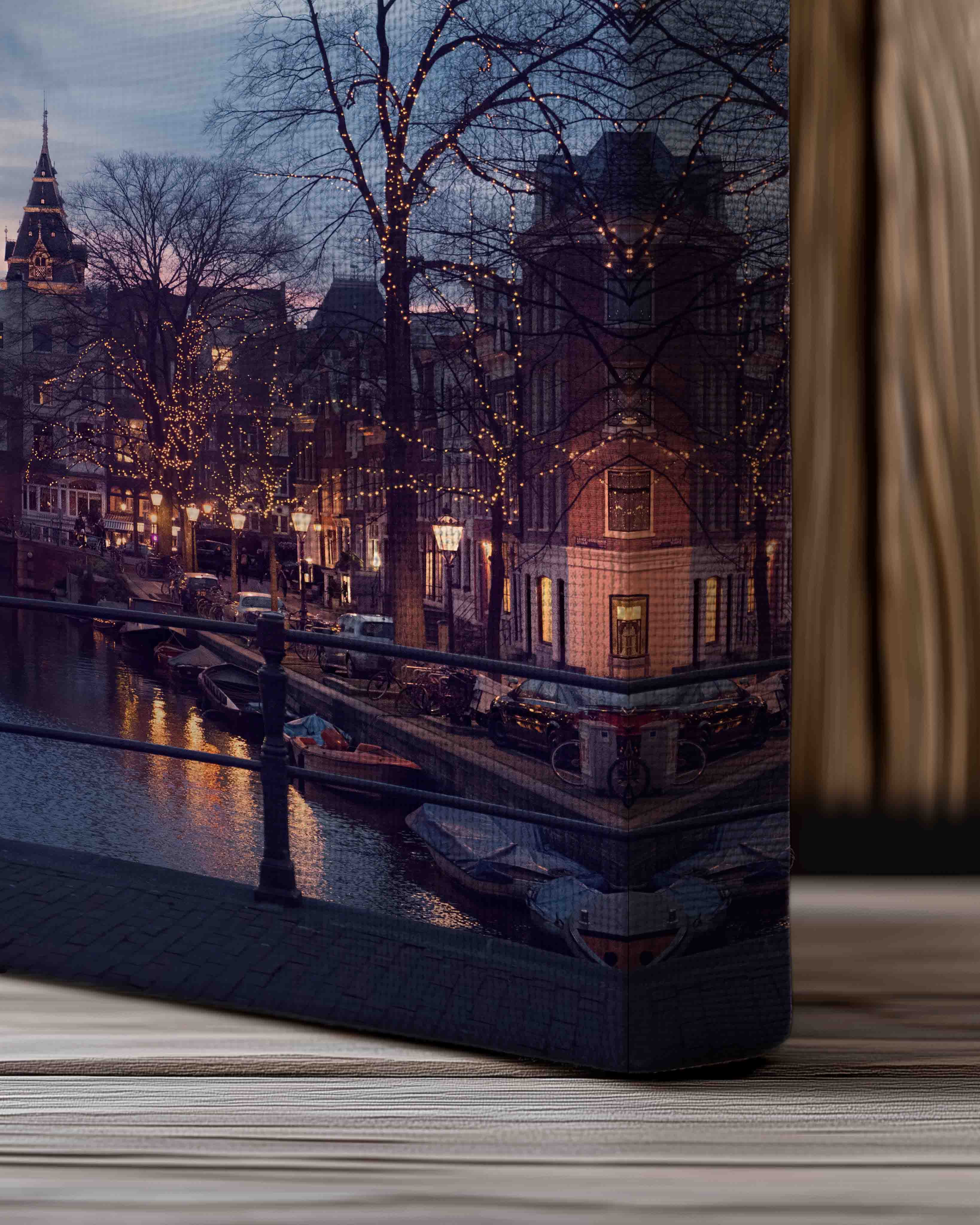 Amsterdam in the Evening Poster – Print Material Wandbild, moderne Kunst & Fine Art Print von Spawnd, handgefertigt & Made in Germany