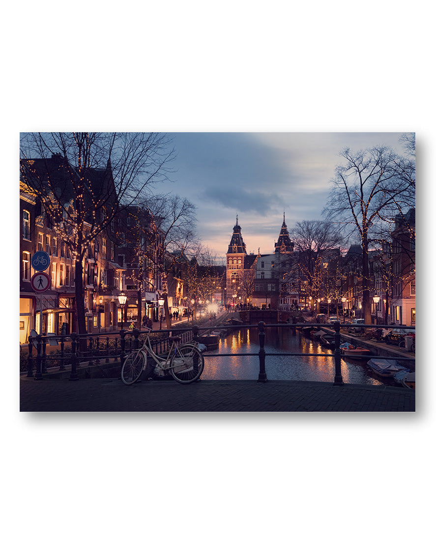 Amsterdam in the Evening Poster – Print Material Wandbild, moderne Kunst & Fine Art Print von Spawnd, handgefertigt & Made in Germany