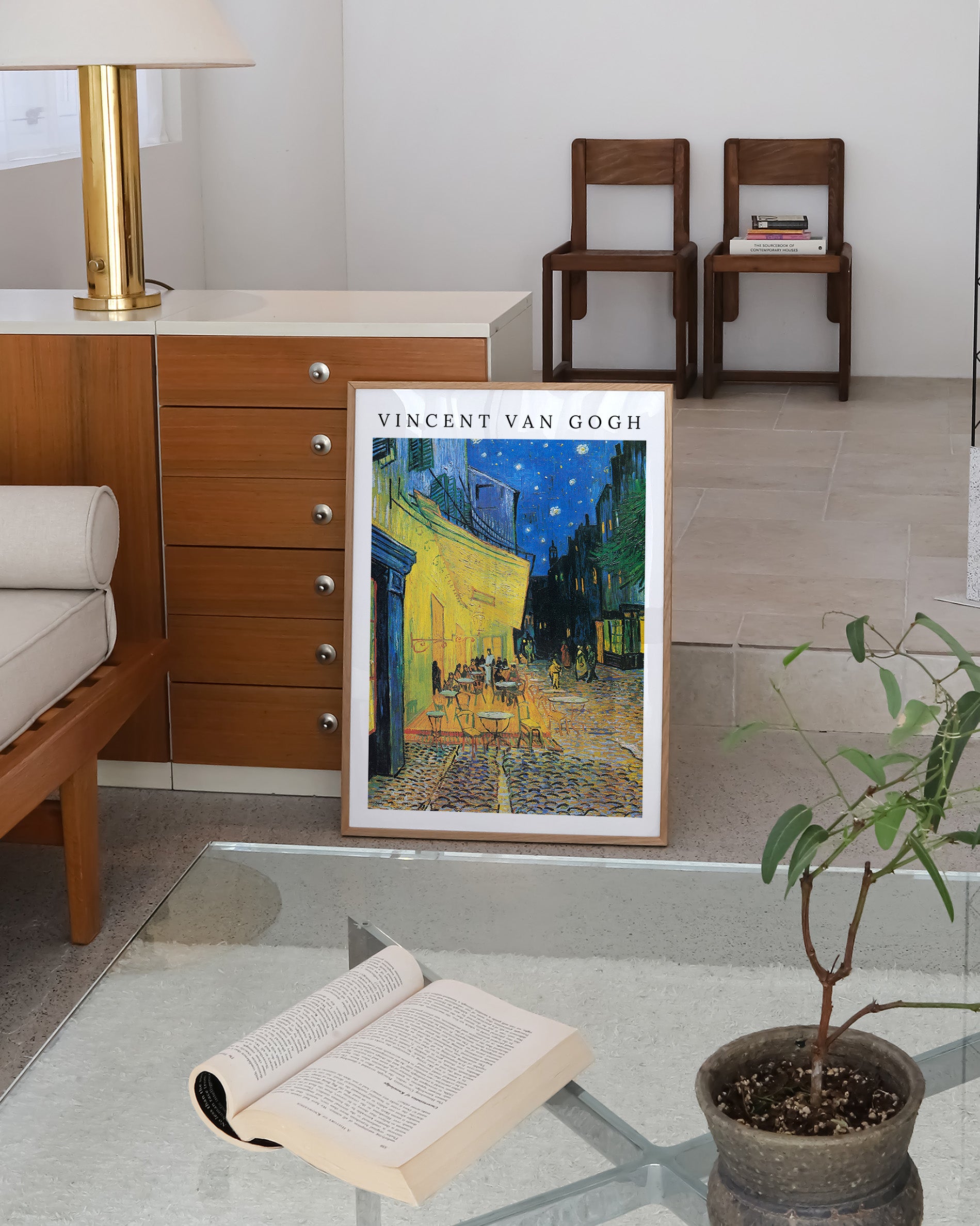 Café Terrace at Night Poster – Print Material Wandbild, moderne Kunst & Fine Art Print von Spawnd, handgefertigt & Made in Germany