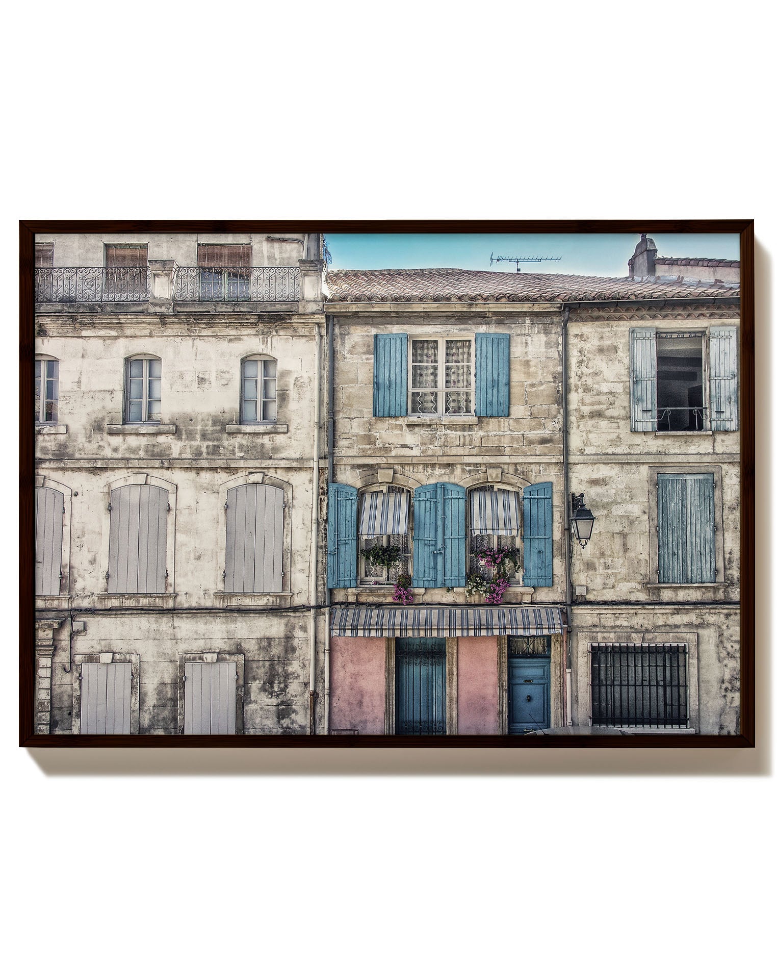 Fenster der Provence Poster – Print Material Wandbild, moderne Kunst & Fine Art Print von Spawnd, handgefertigt & Made in Germany