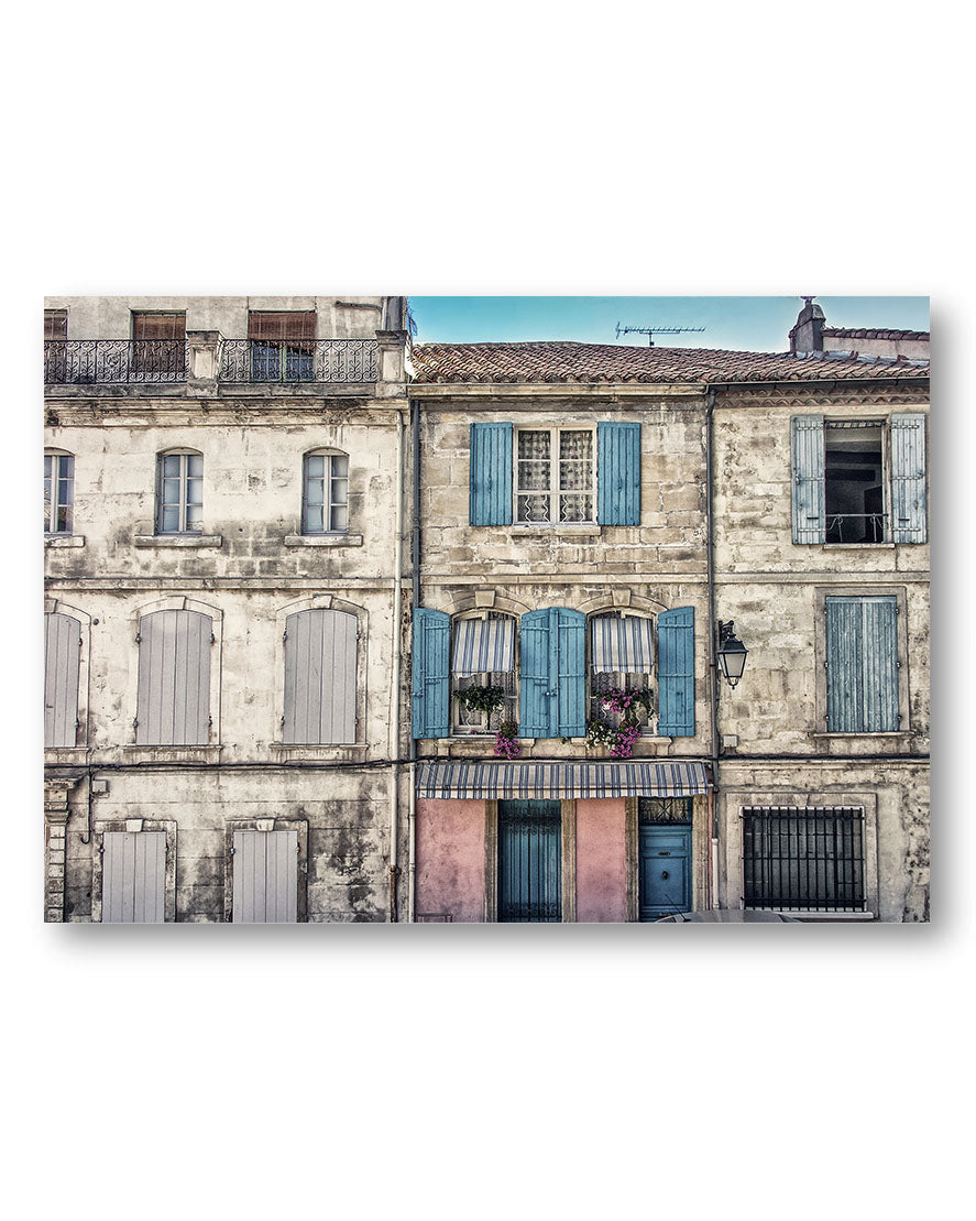 Fenster der Provence Poster – Print Material Wandbild, moderne Kunst & Fine Art Print von Spawnd, handgefertigt & Made in Germany